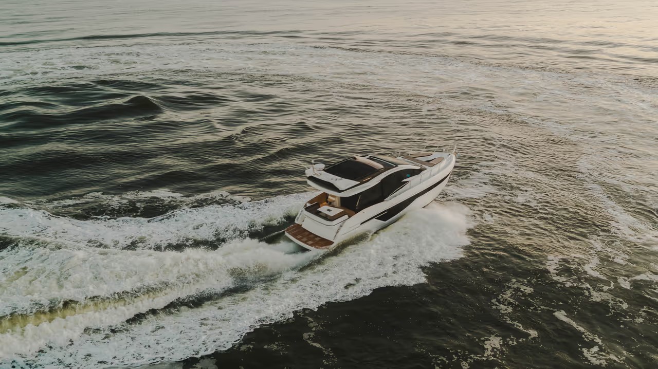 Galeon 470 SKY, boot varend op zee