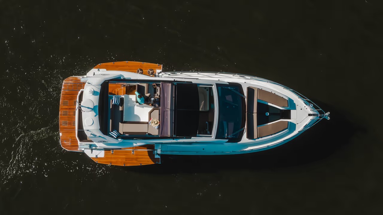 Galeon 470 SKY, luchtfoto boot op water