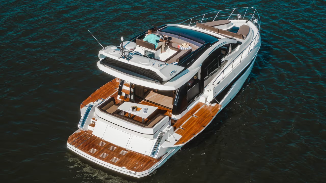 Galeon 470 SKY, luxe motorjacht van bovenaf