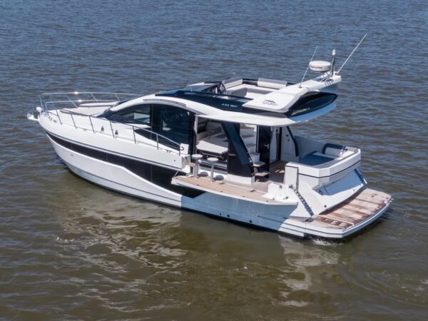 Galeon 470 SKY, motorjacht op het water