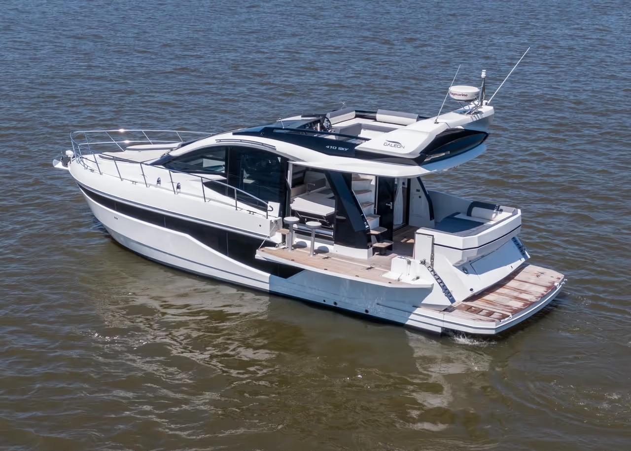Galeon 470 SKY, motorjacht op het water