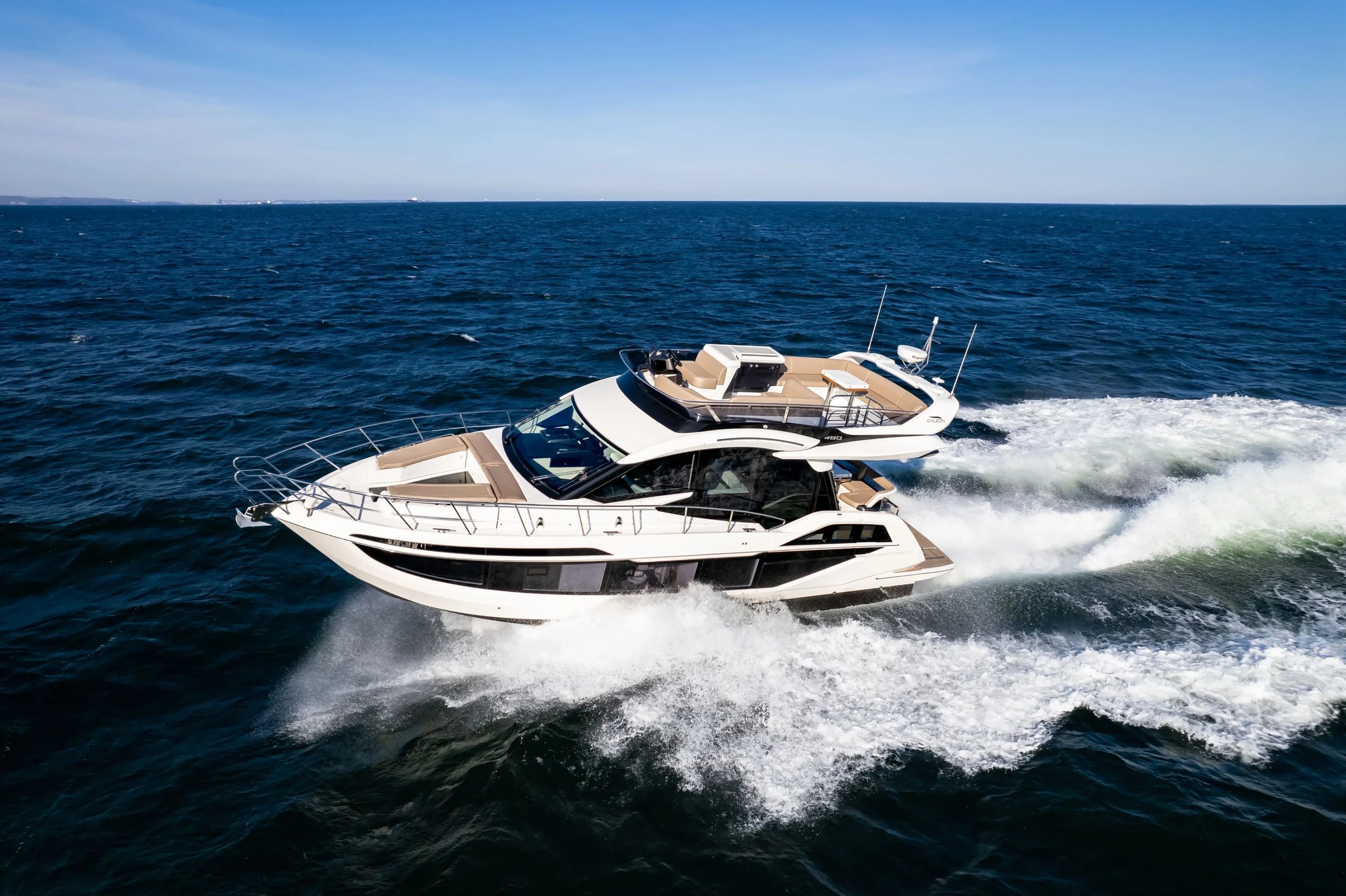 Galeon 480 FLY, jacht varend met golven