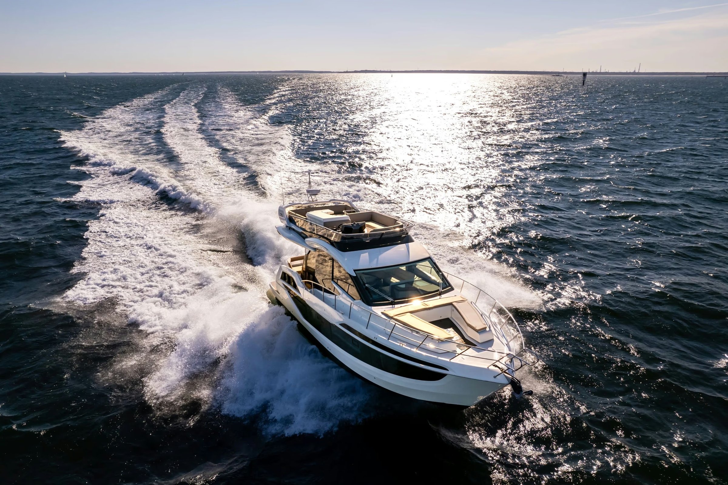 Galeon 480 FLY, jacht varend op zee met kielzog