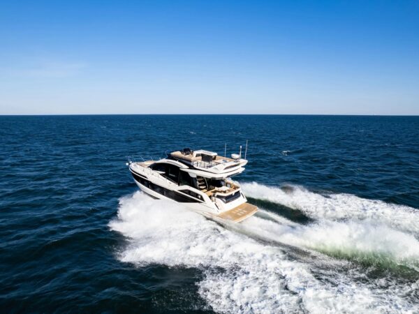 Galeon 480 FLY, jacht varend op zee