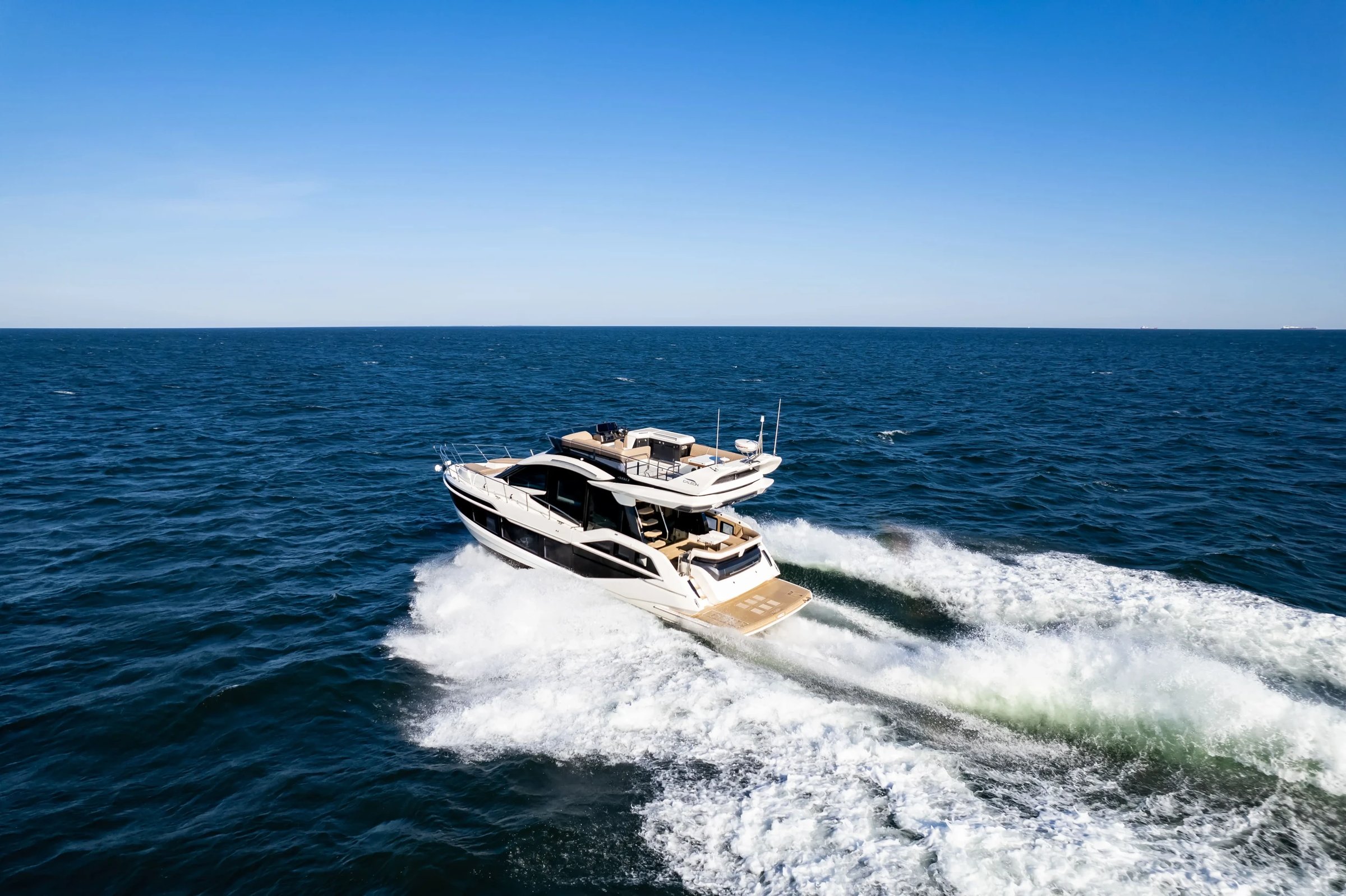Galeon 480 FLY, jacht varend op zee