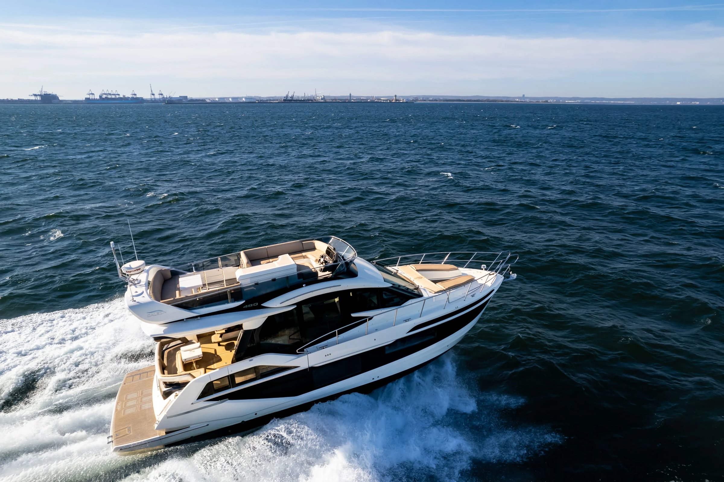 Galeon 480 FLY, jacht varend op zee