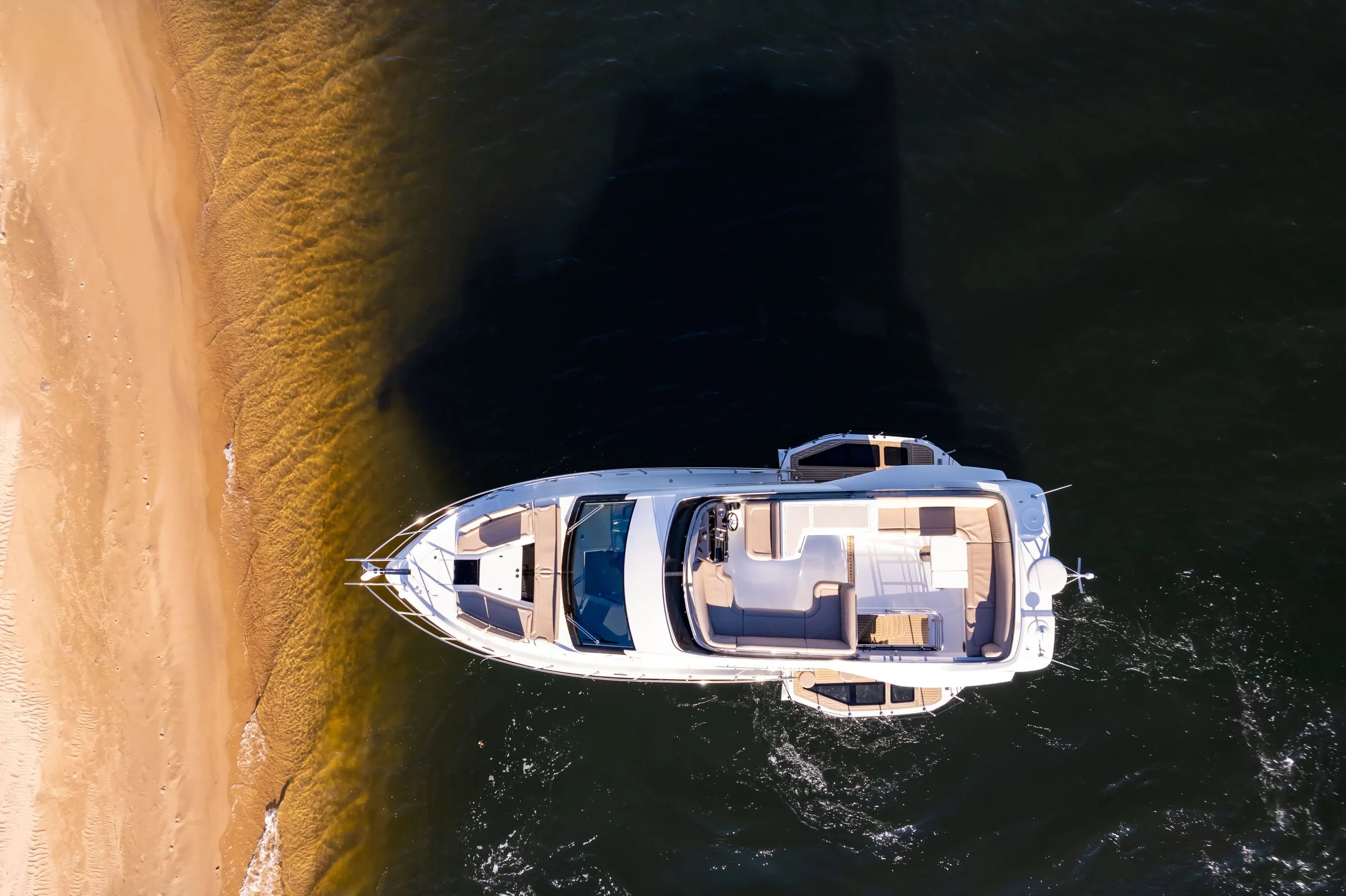 Galeon 480 FLY, luchtfoto boot bij strand