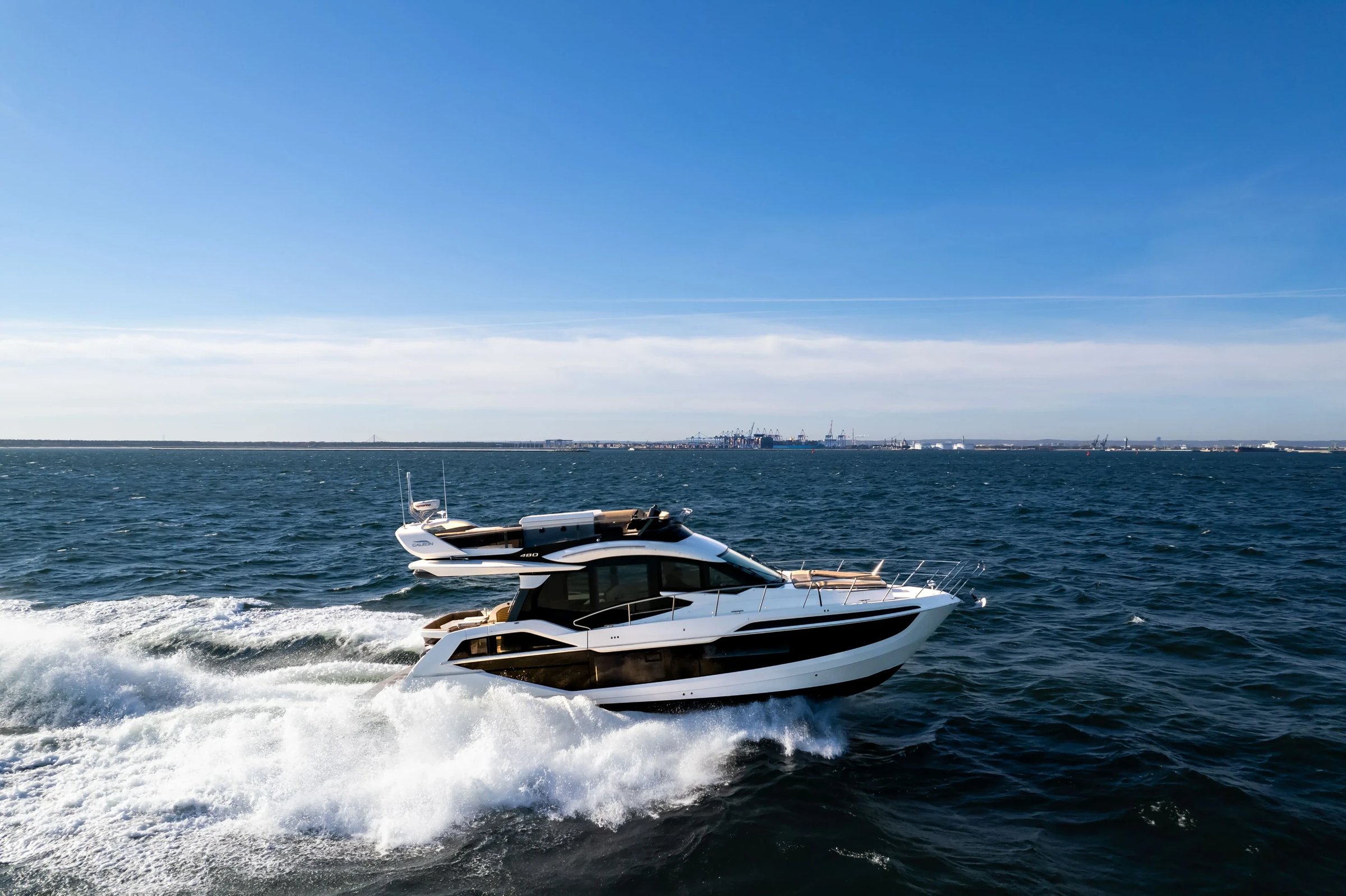 Galeon 480 FLY, motorboot varend op zee