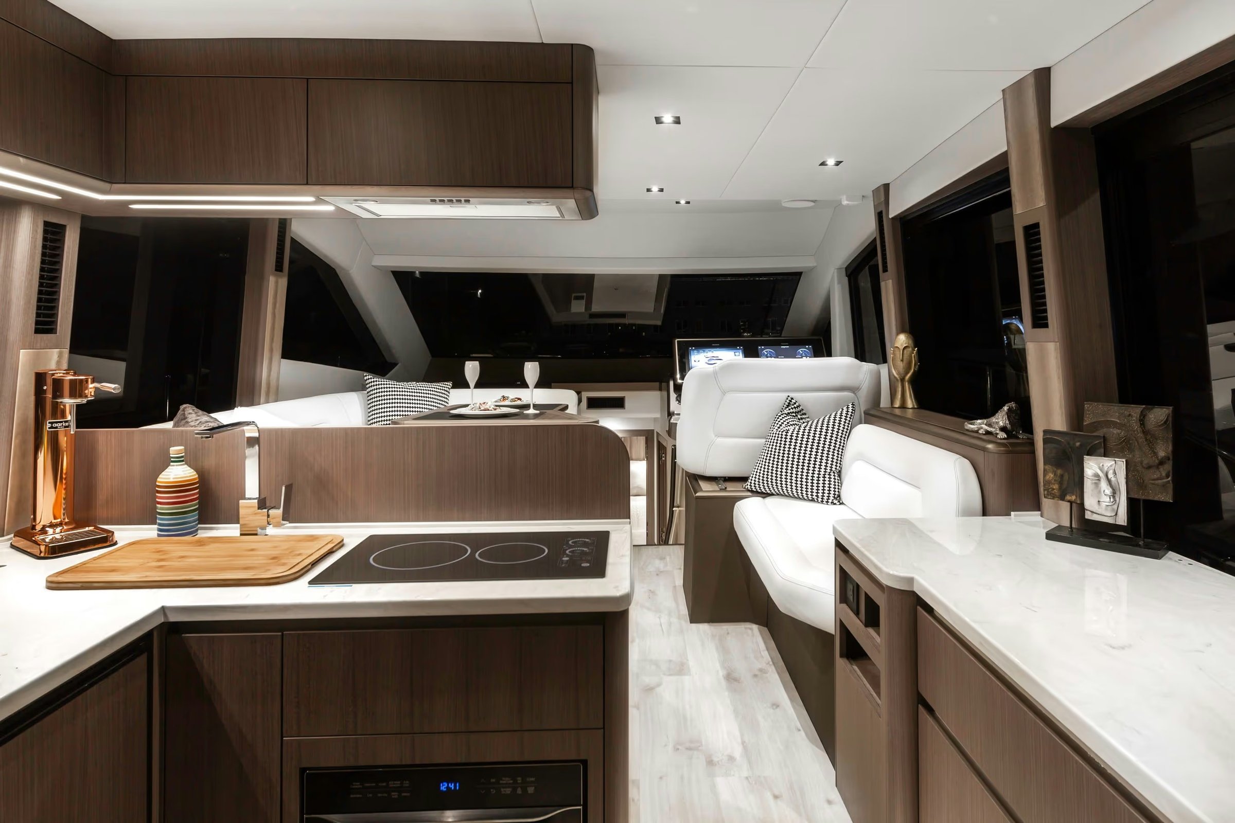 Galeon 480 FLY, keuken en lounge kajuit