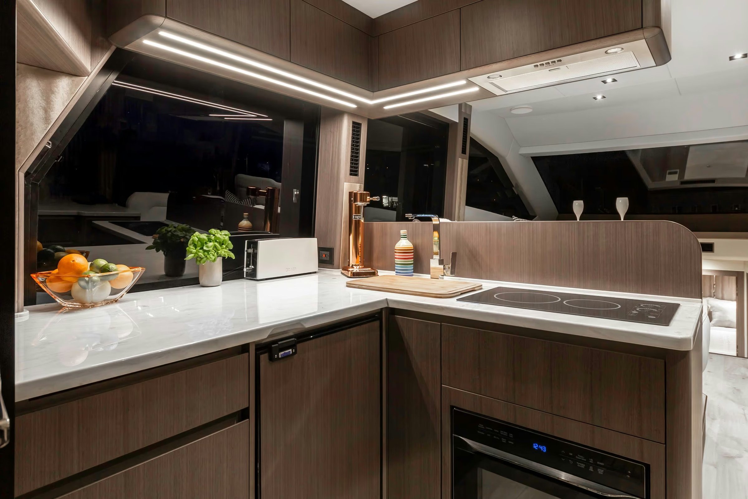 Galeon 480 FLY, keuken met kookplaat en aanrecht