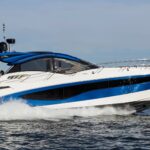 Galeon 485 HTS, witblauwe boot varend op zee