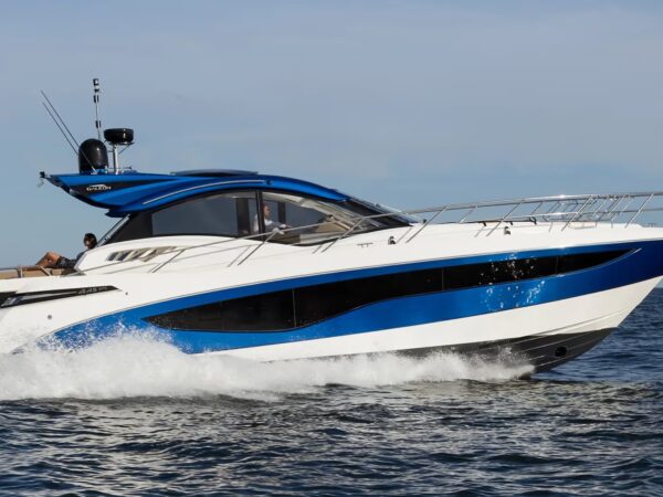 Galeon 485 HTS, witblauwe boot varend op zee