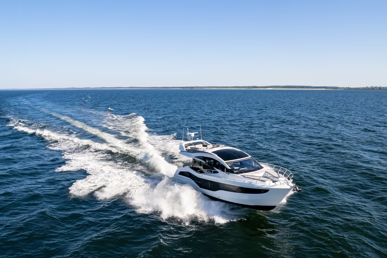 Galeon 510 SKY, boot varend op zee met kielzog