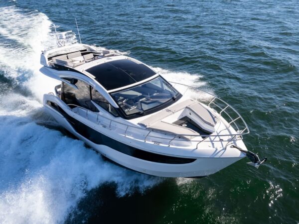 Galeon 510 SKY, boot varend op zee