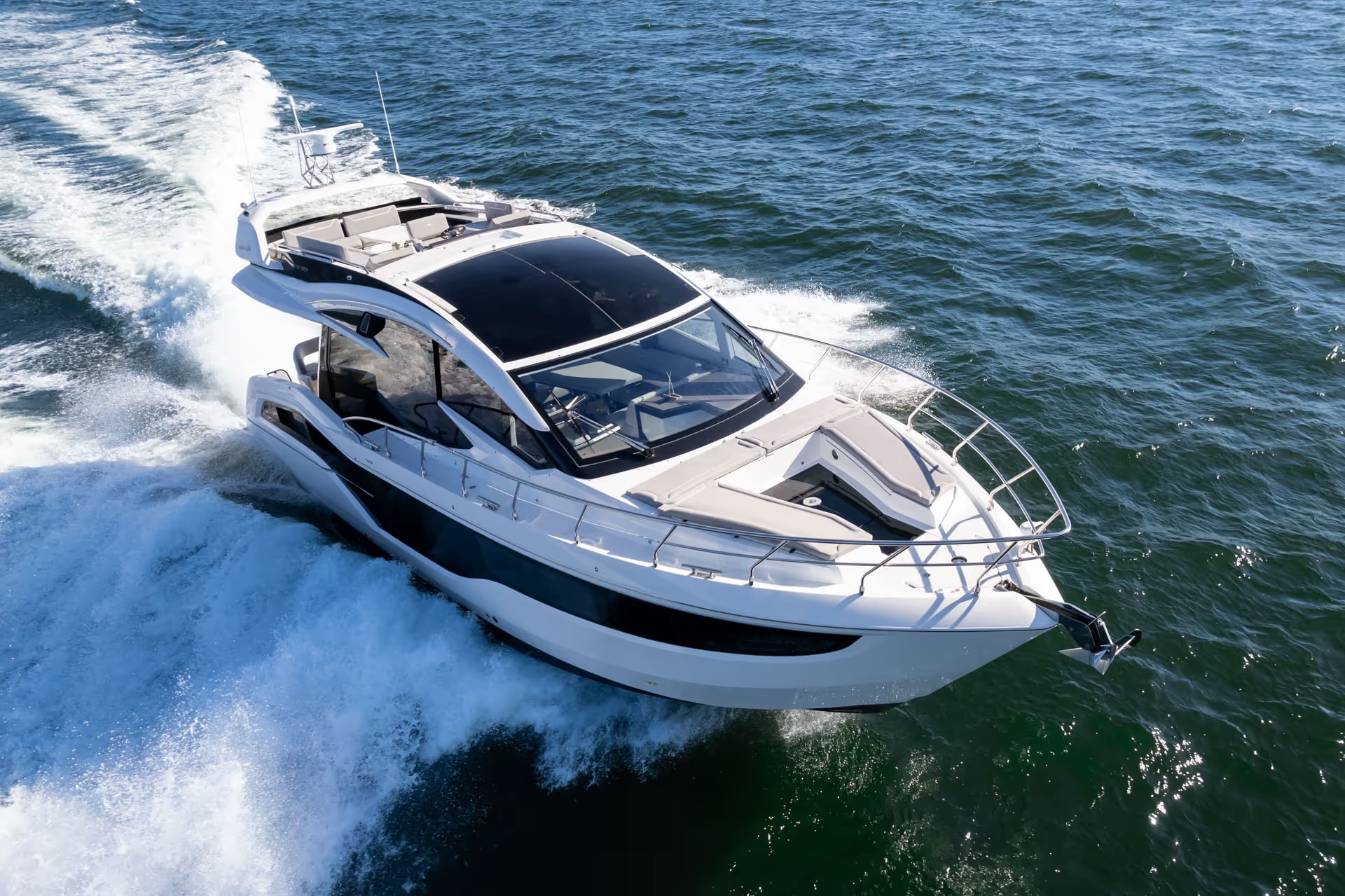 Galeon 510 SKY, boot varend op zee