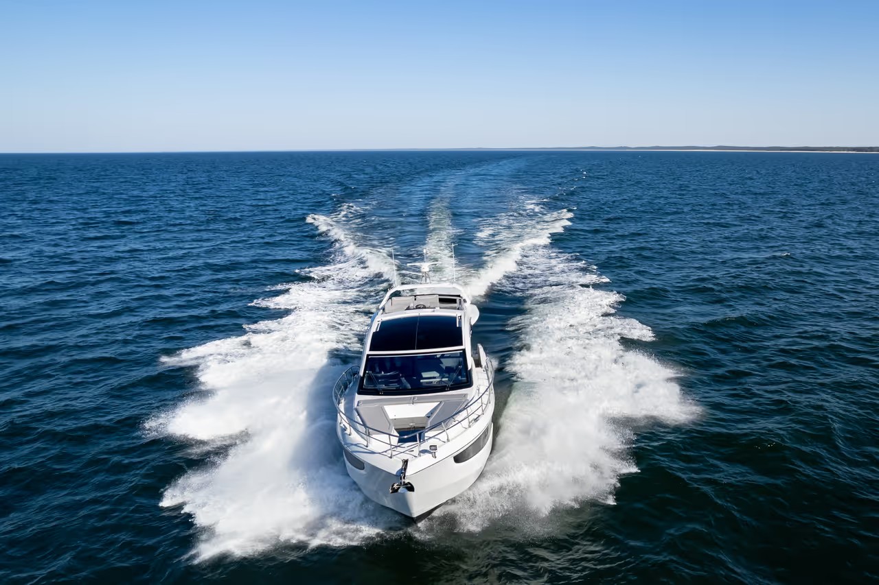Galeon 510 SKY, boot varend op zee