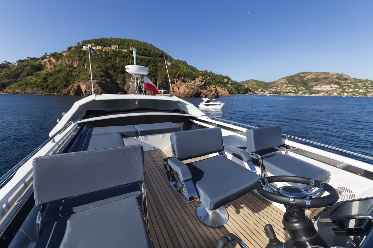 Galeon 510 SKY, stuurstand met zitbanken en uitzicht
