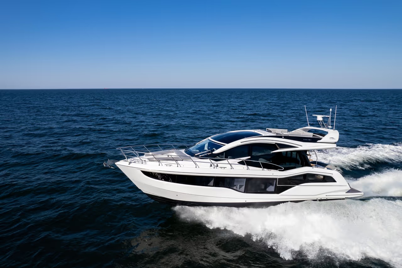 Galeon 510 SKY, witte boot varend op zee