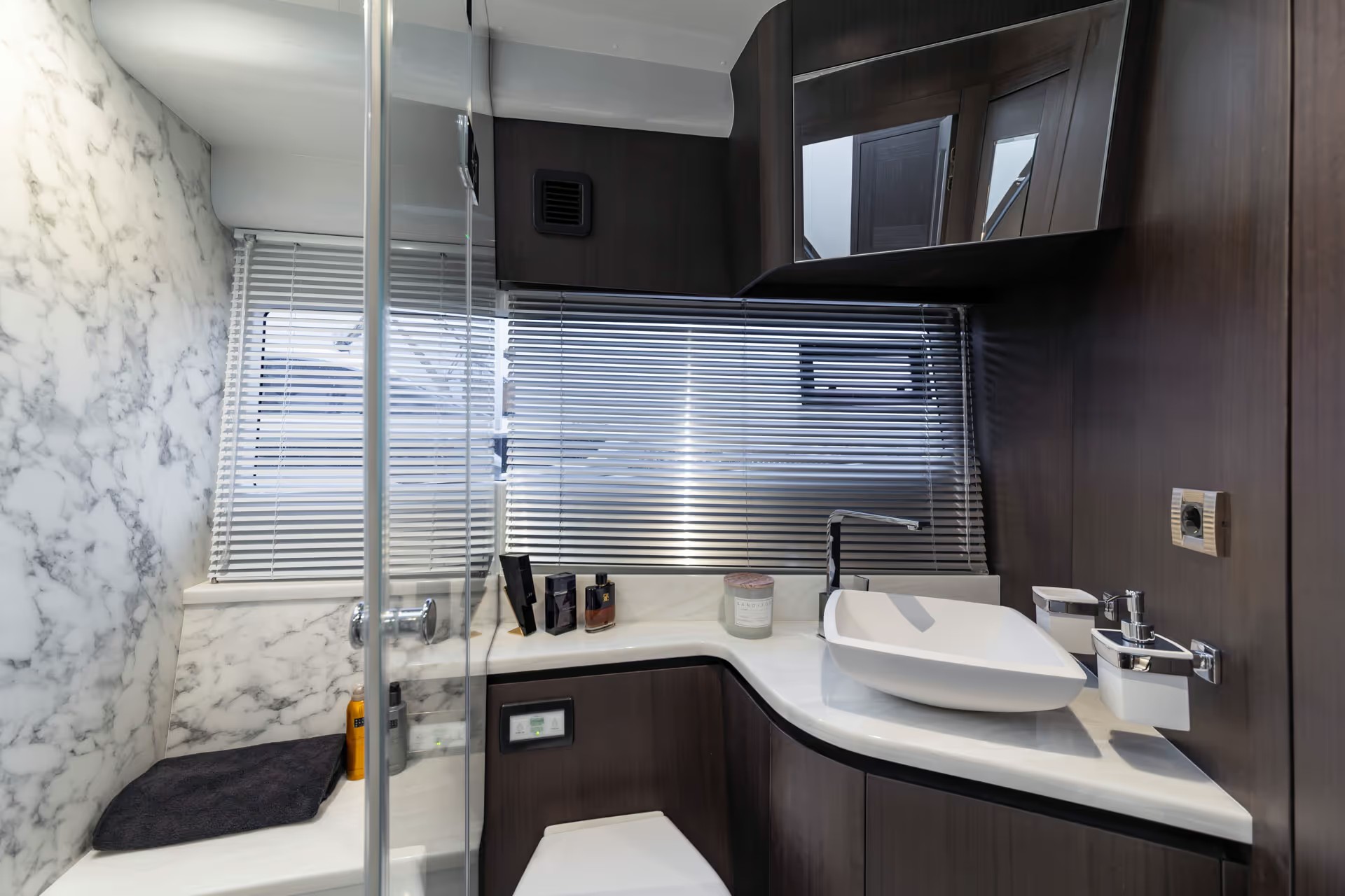Galeon 510 SKY, badkamer met wastafel en toilet
