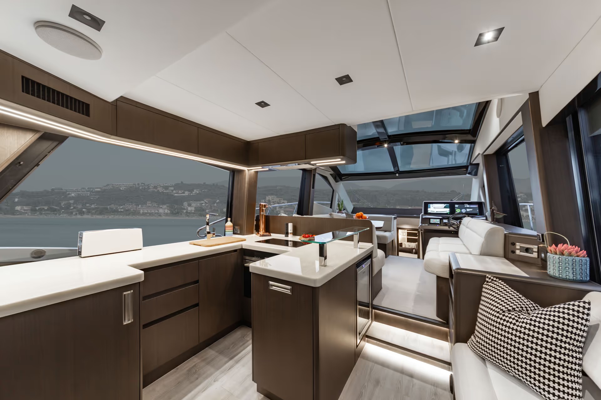 Galeon 510 SKY, keuken en zithoek jacht
