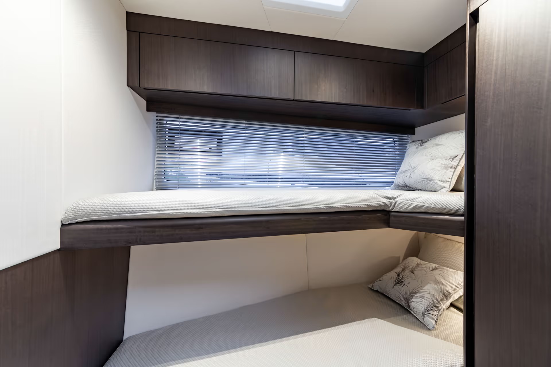 Galeon 510 SKY, stapelbedden met kussens in kajuit