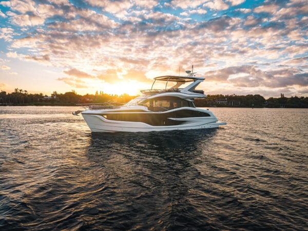 Galeon 520 FLY, jacht varend bij zonsondergang
