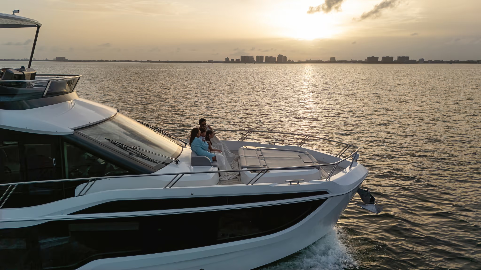 Galeon 560 FLY, boot varend bij zonsondergang