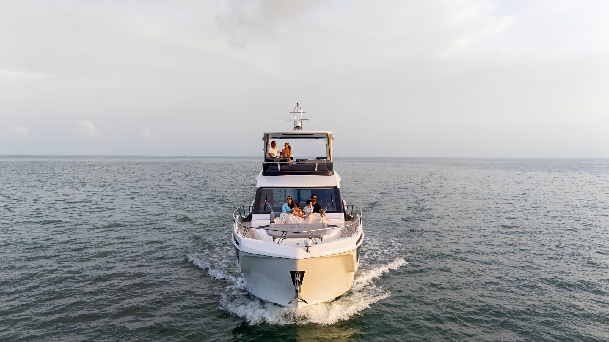Galeon 560 FLY, boot varend met familie