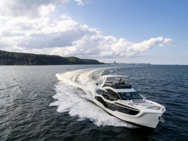 Galeon 560 FLY, boot varend op zee