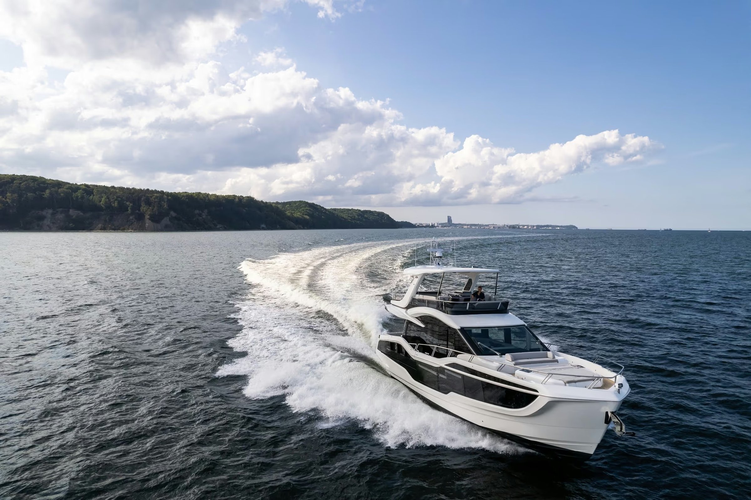 Galeon 560 FLY, boot varend op zee