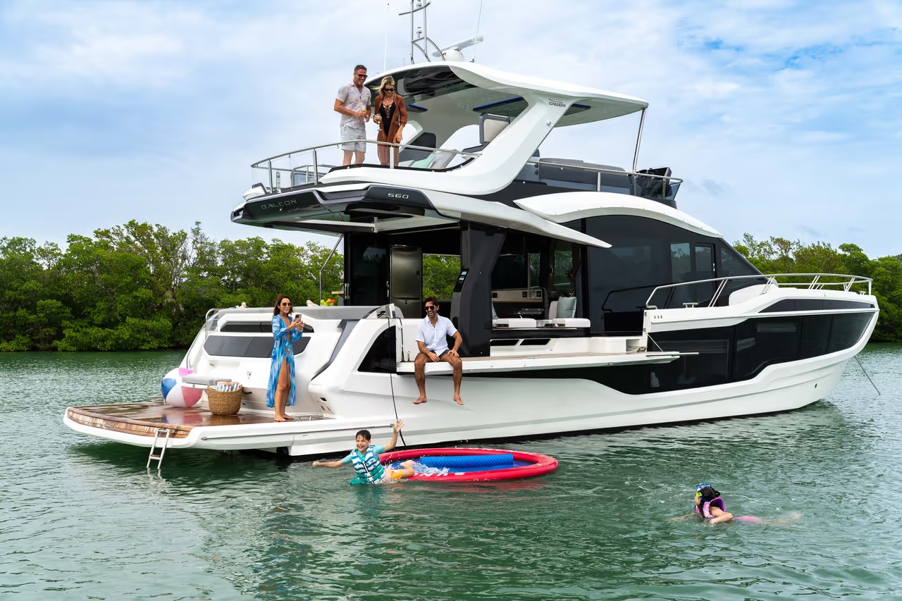 Galeon 560 FLY, gezin zwemmend bij motorjacht