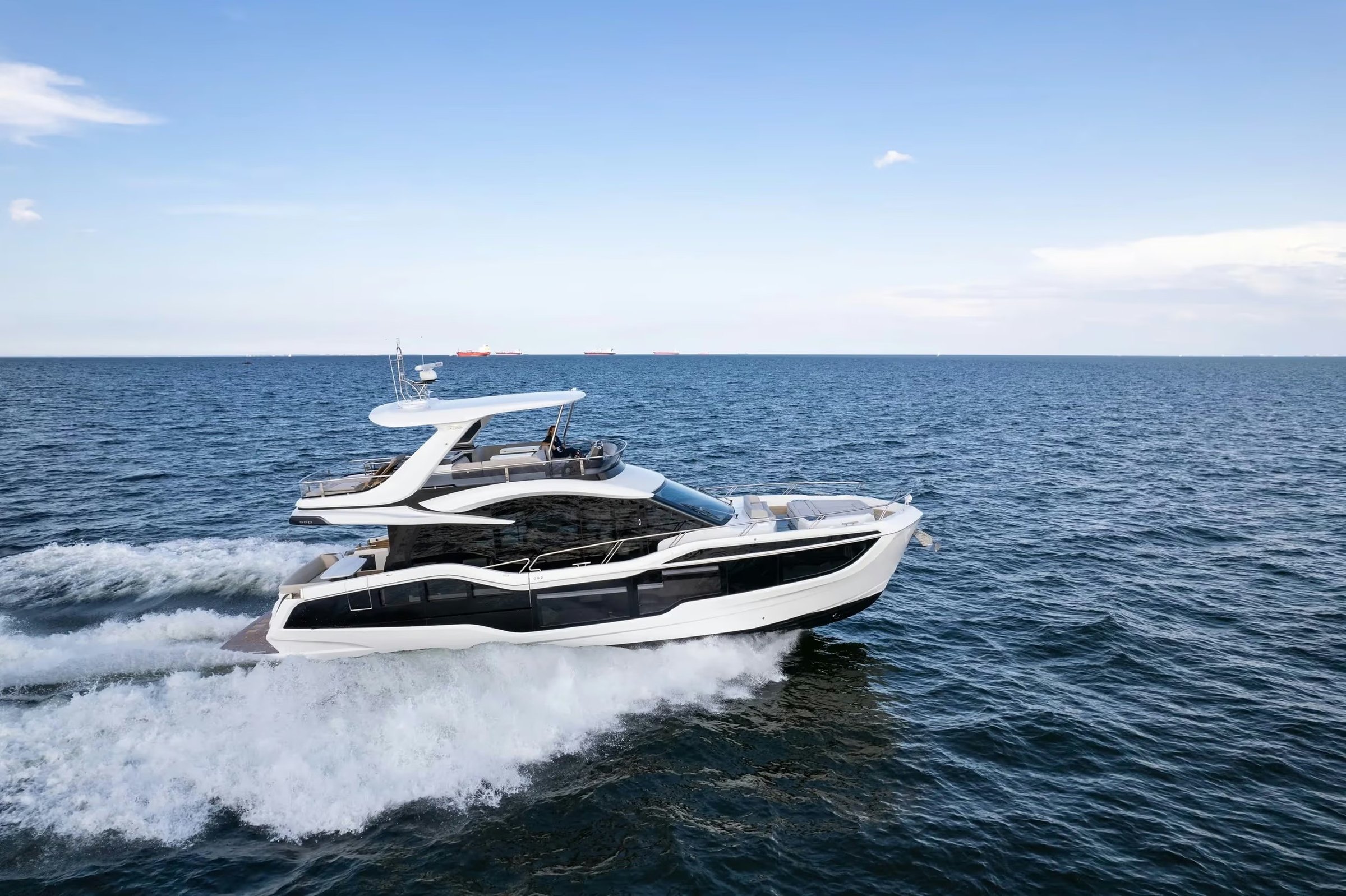 Galeon 560 FLY, jacht varend op zee