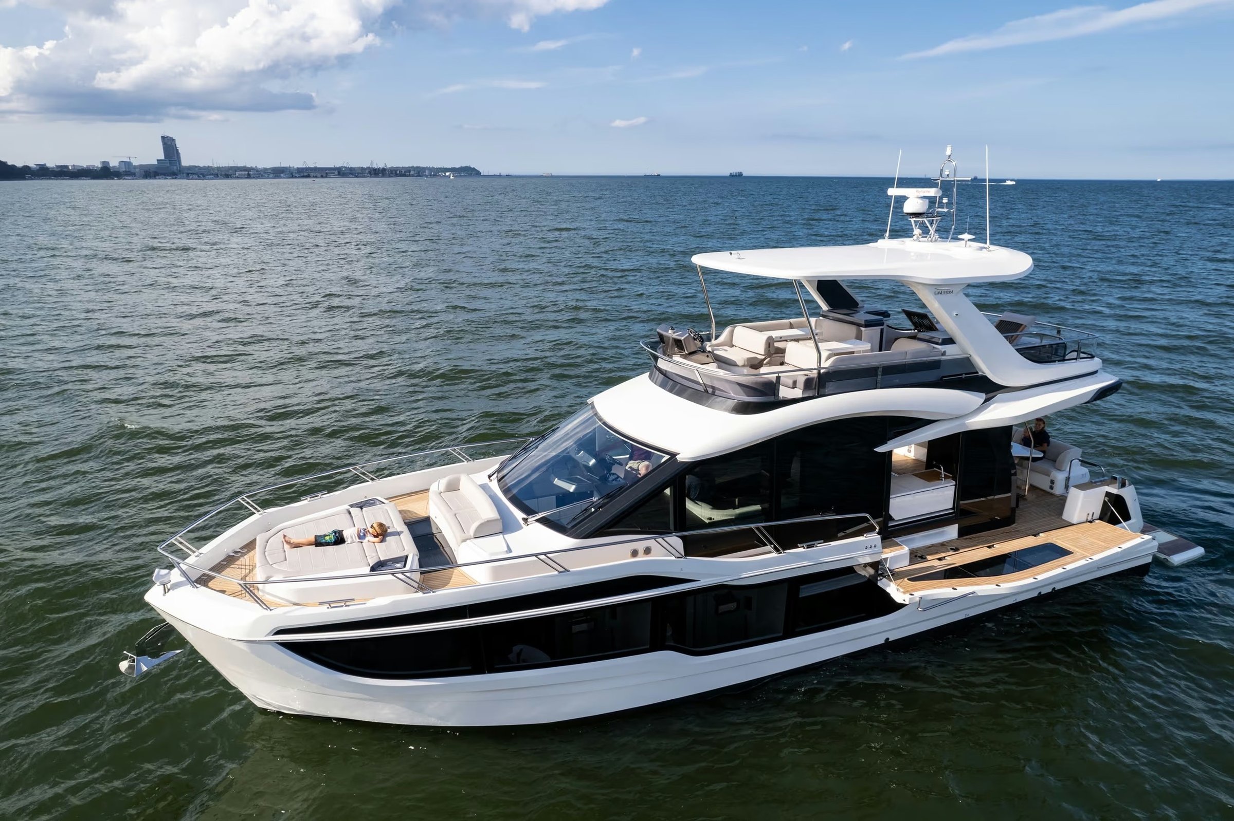 Galeon 560 FLY, luxe motorjacht op zee