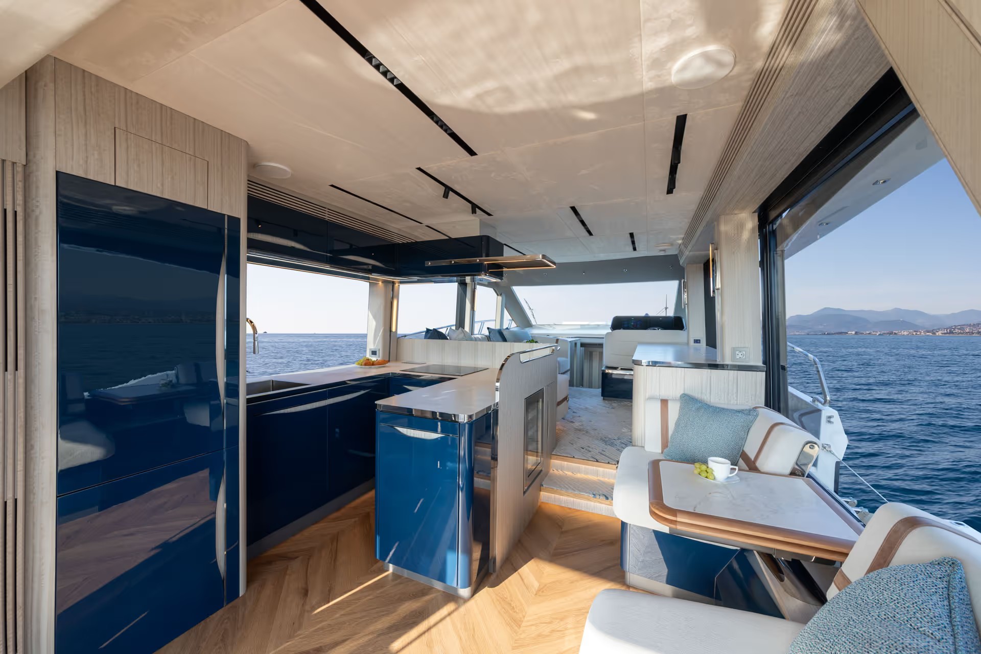 Galeon 560 FLY, keuken en zithoek jacht