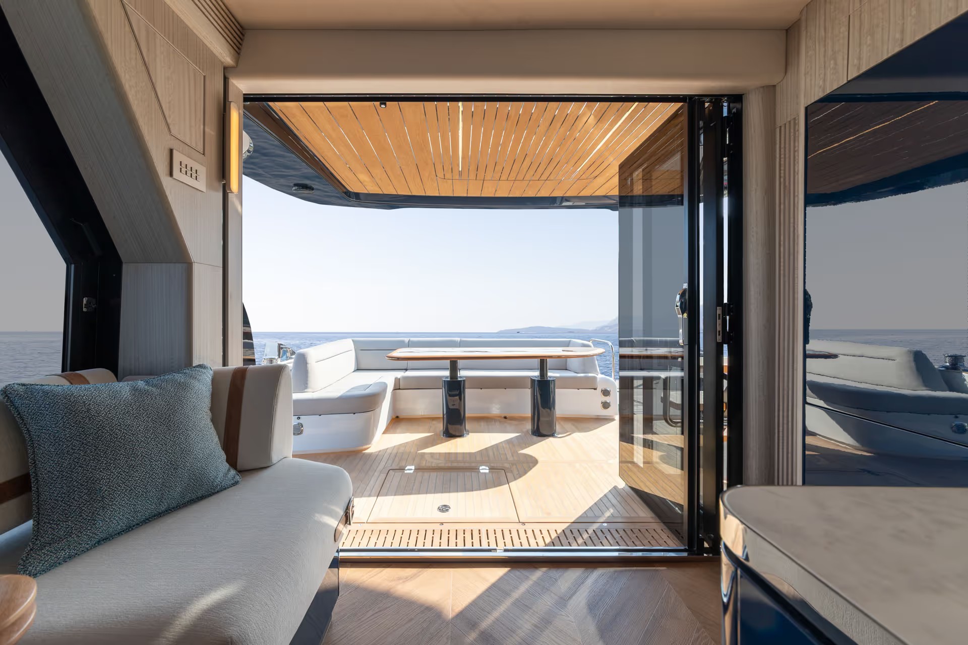 Galeon 560 FLY, salon met uitzicht op zee