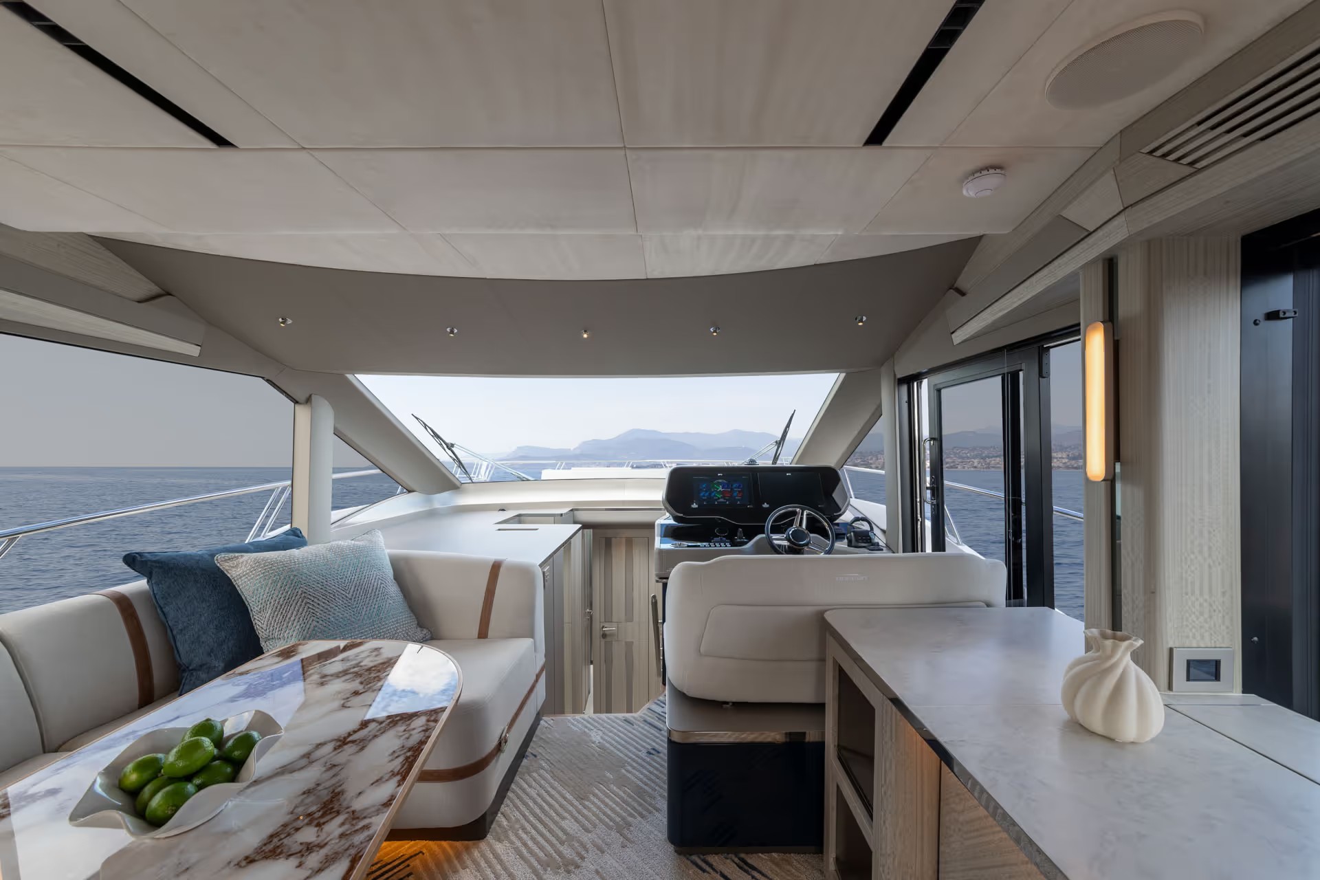 Galeon 560 FLY, stuurstand met zitbank en salontafel