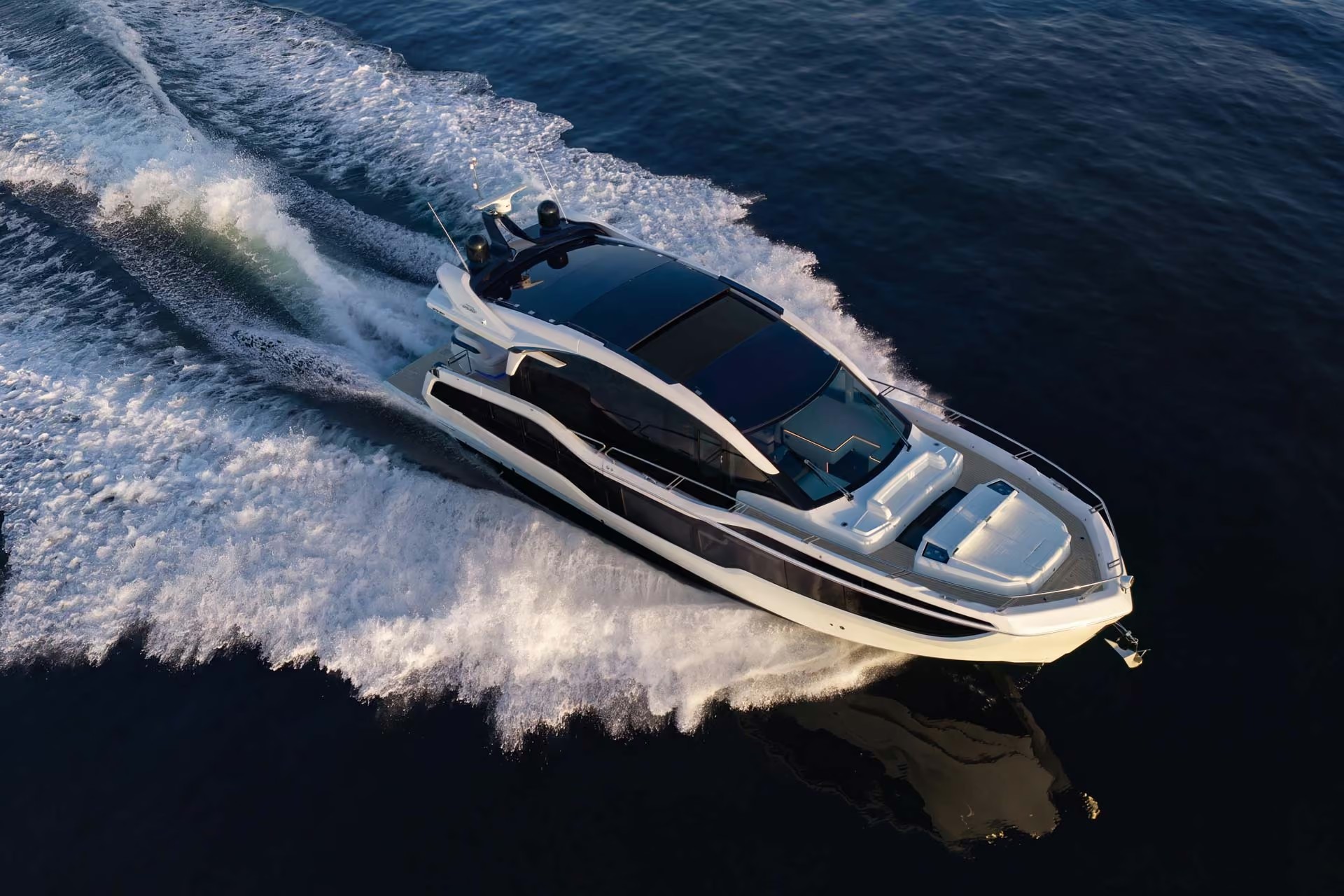 Galeon 570 SKY, boot varend met golven