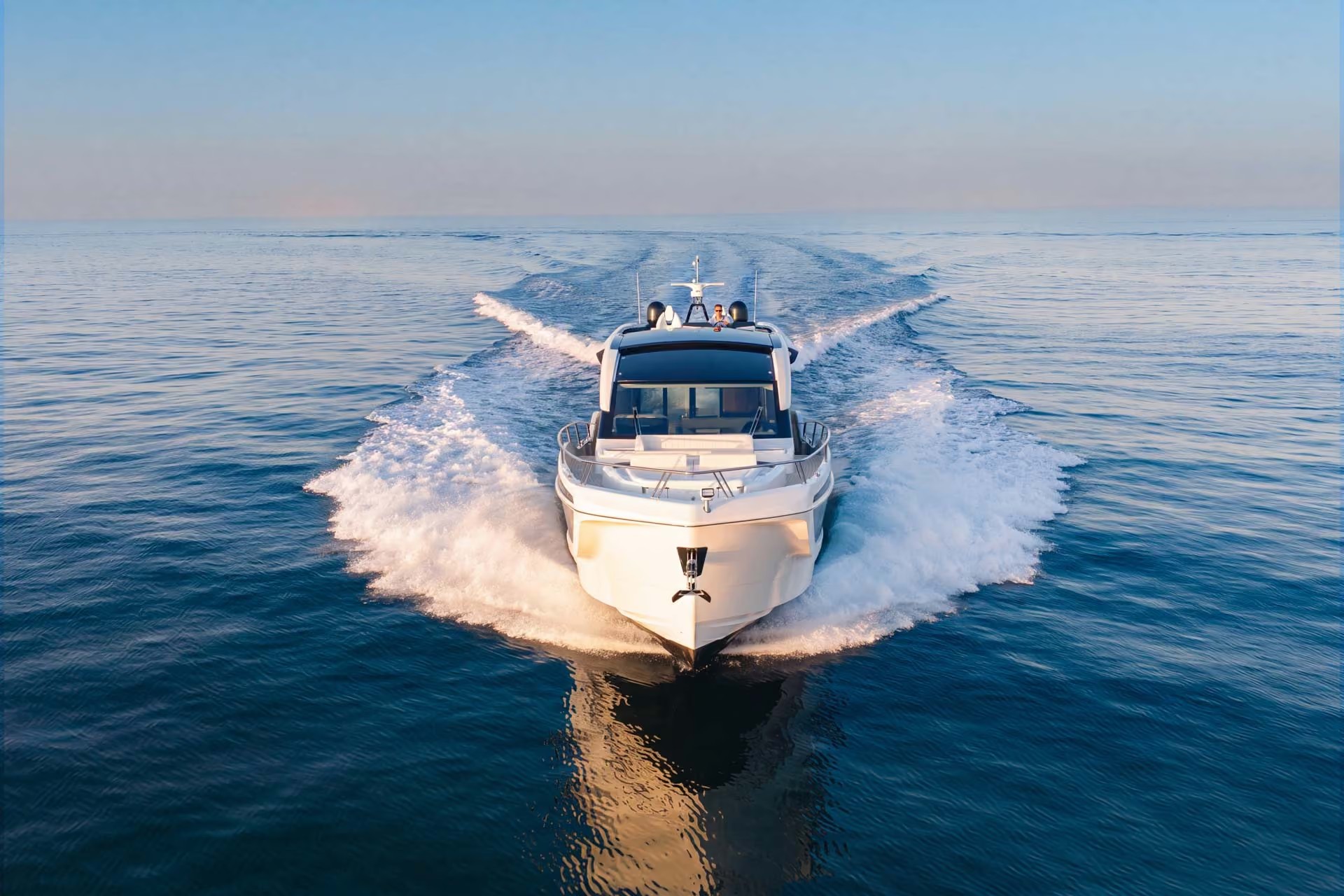 Galeon 570 SKY, boot varend op zee met kielzog