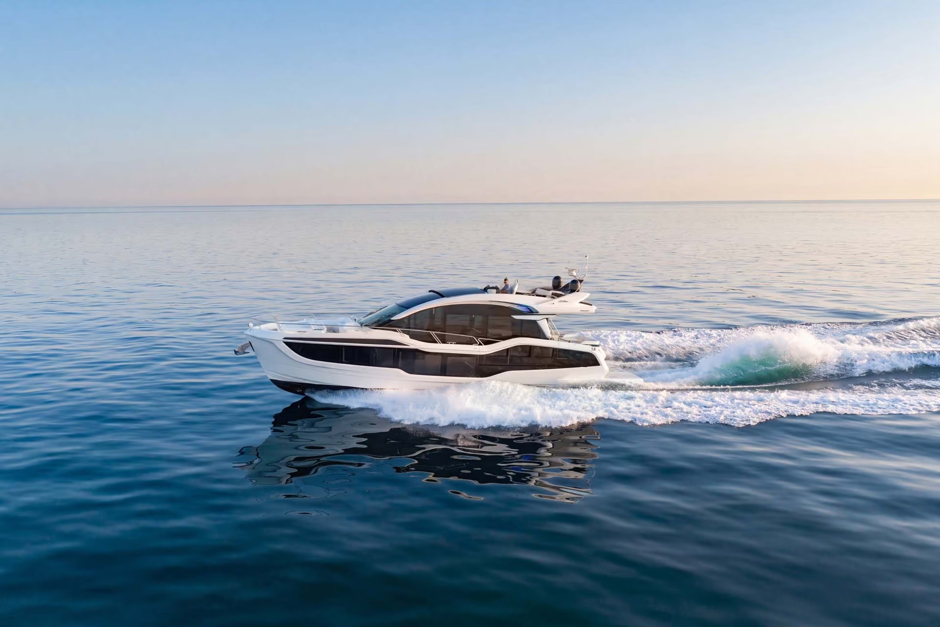 Galeon 570 SKY, boot varend op zee