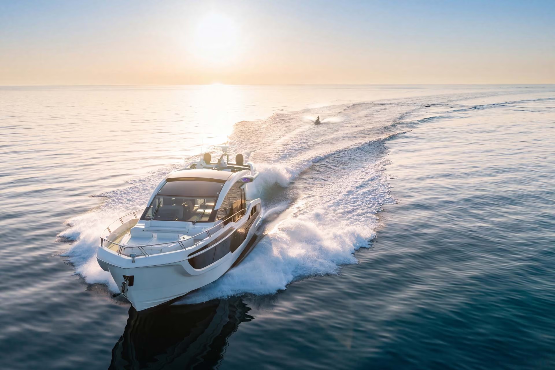 Galeon 570 SKY, boot varend op zee
