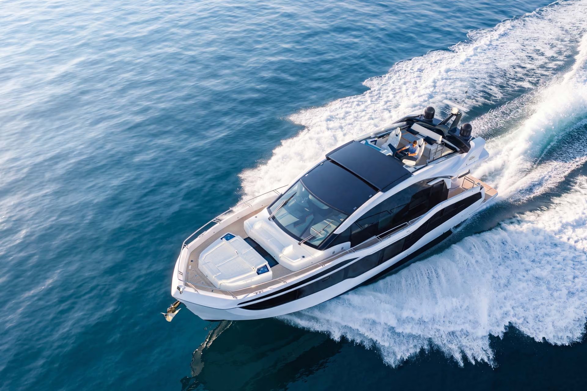 Galeon 570 SKY, jacht vaart snel over zee