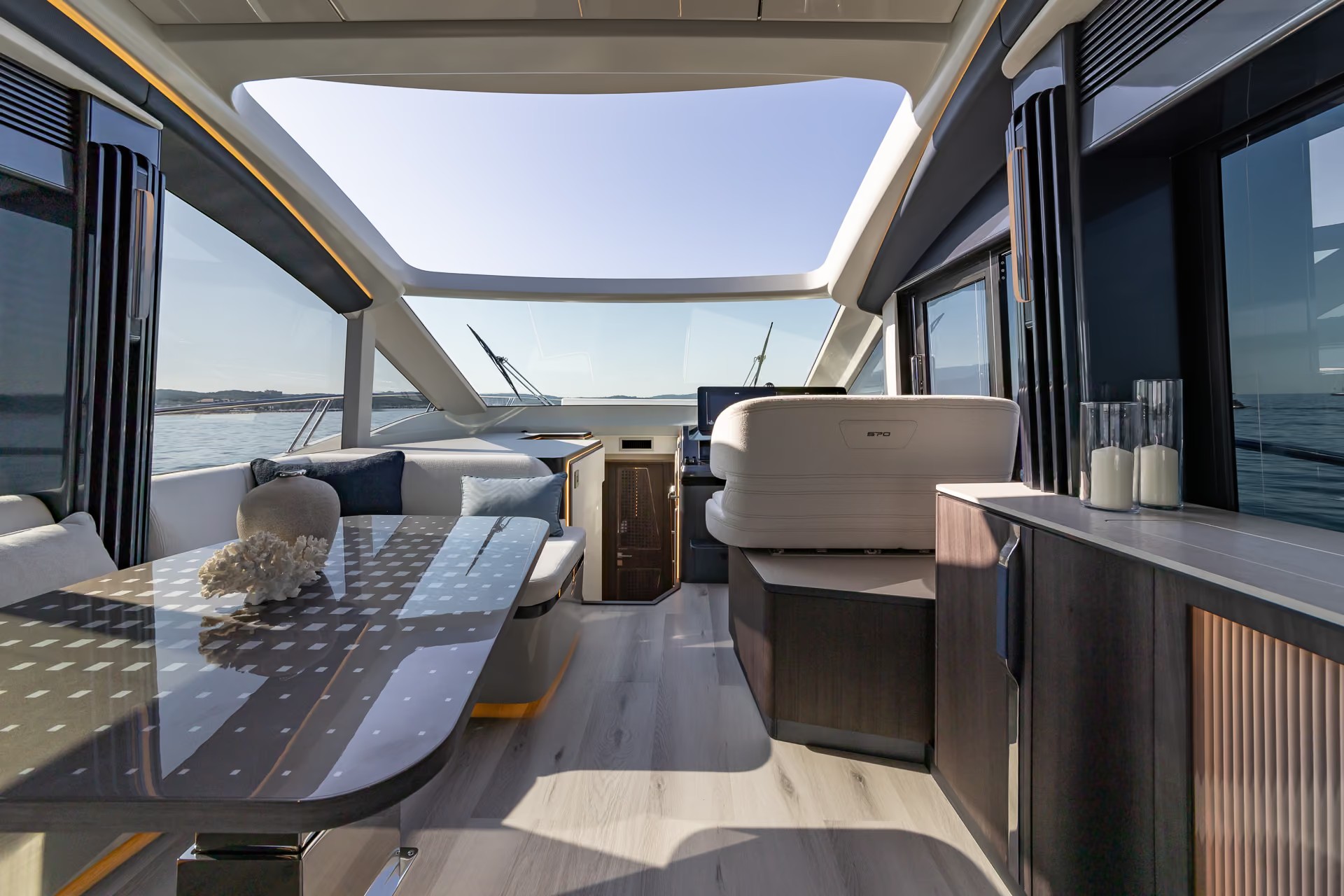 Galeon 570 SKY, kajuit met eettafel en stuurstand