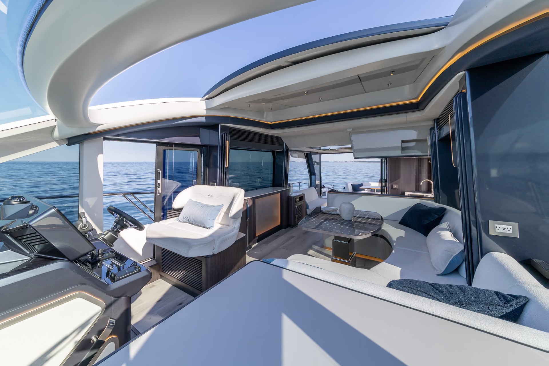 Galeon 570 SKY, stuurstand en lounge met zeezicht
