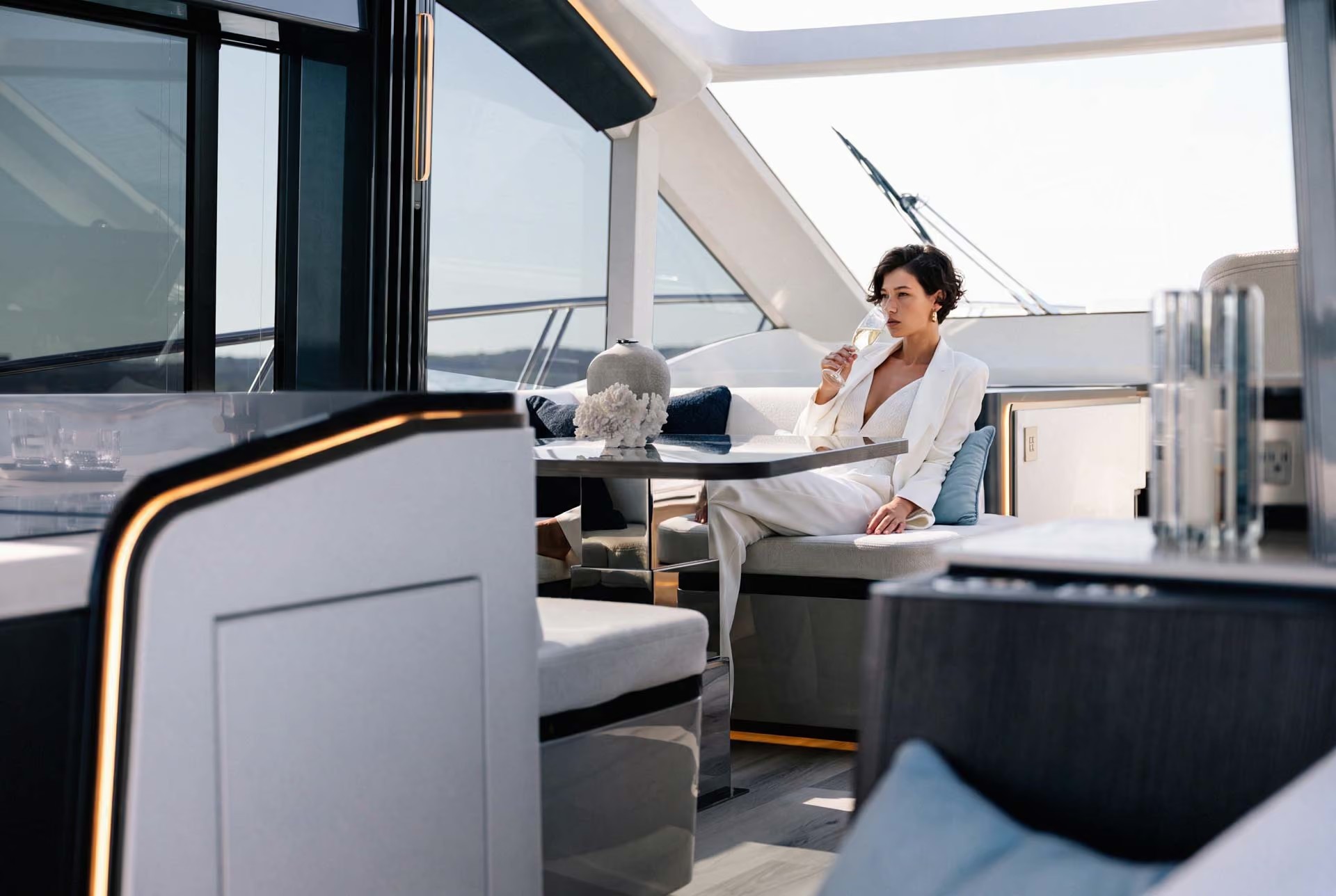 Galeon 570 SKY, vrouw met champagne op boot
