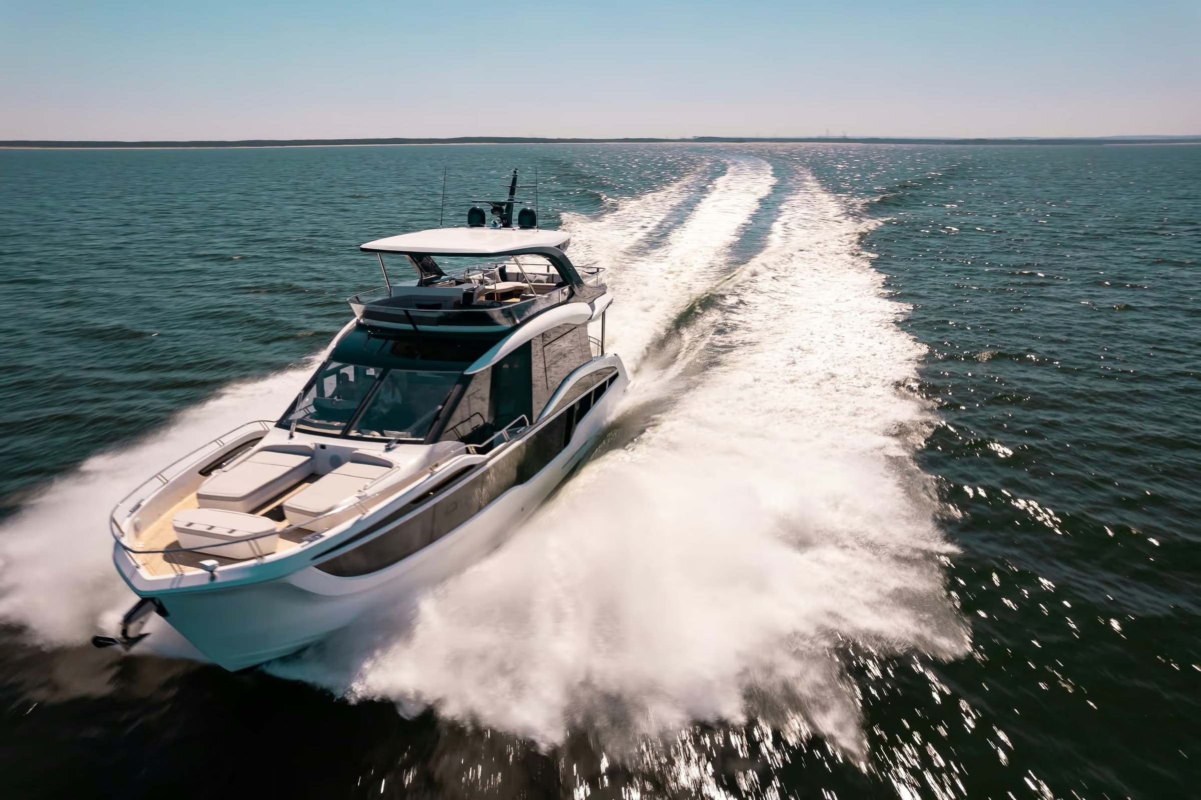 Galeon 620 FLY, boot varend met grote boeggolf