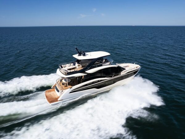 Galeon 620 FLY, jacht varend met golven