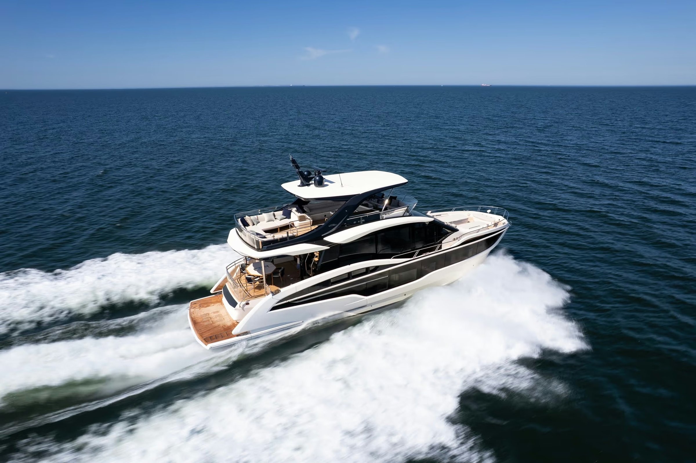 Galeon 620 FLY, jacht varend met golven