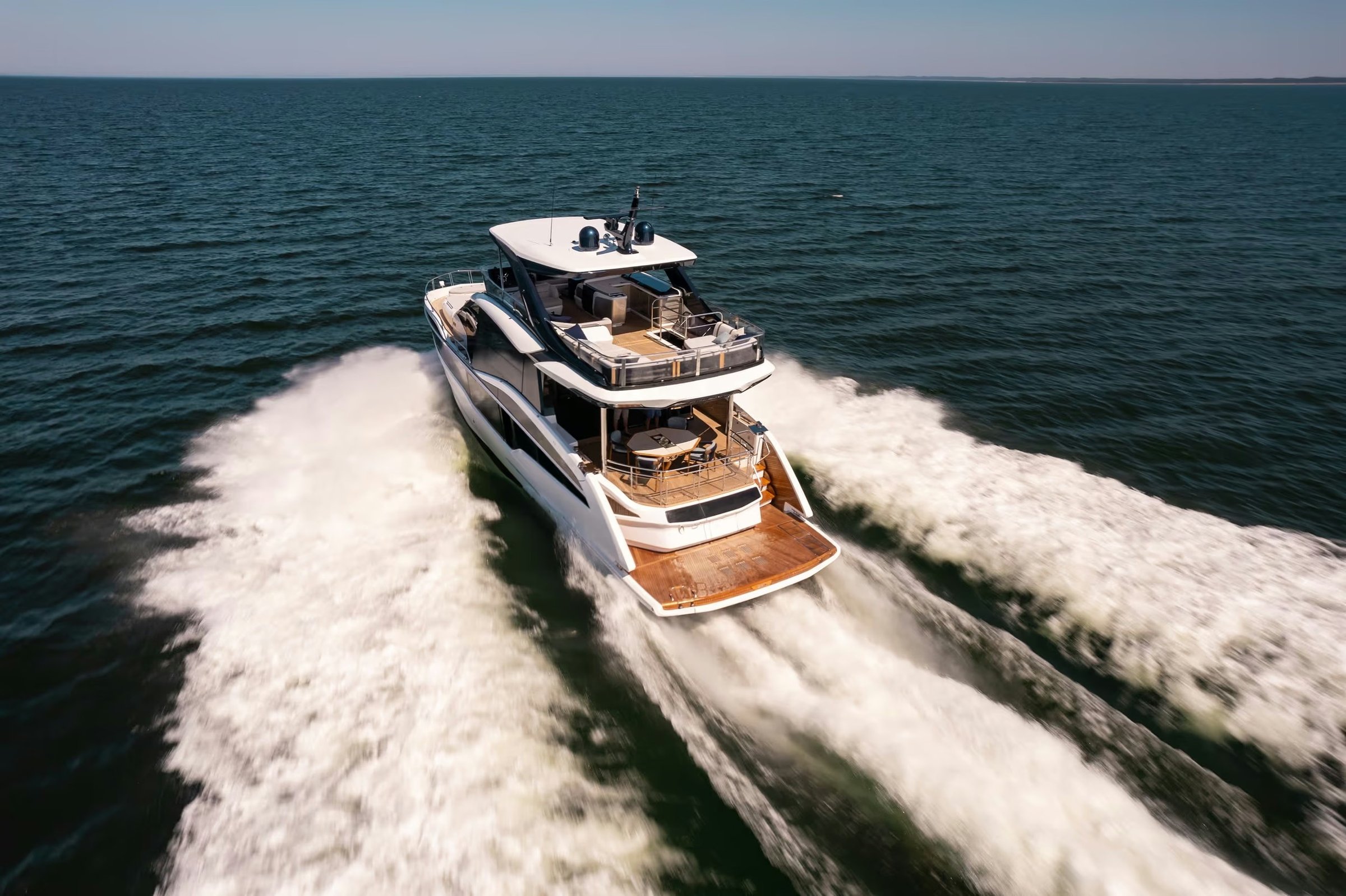 Galeon 620 FLY, jacht varend met grote boeggolf