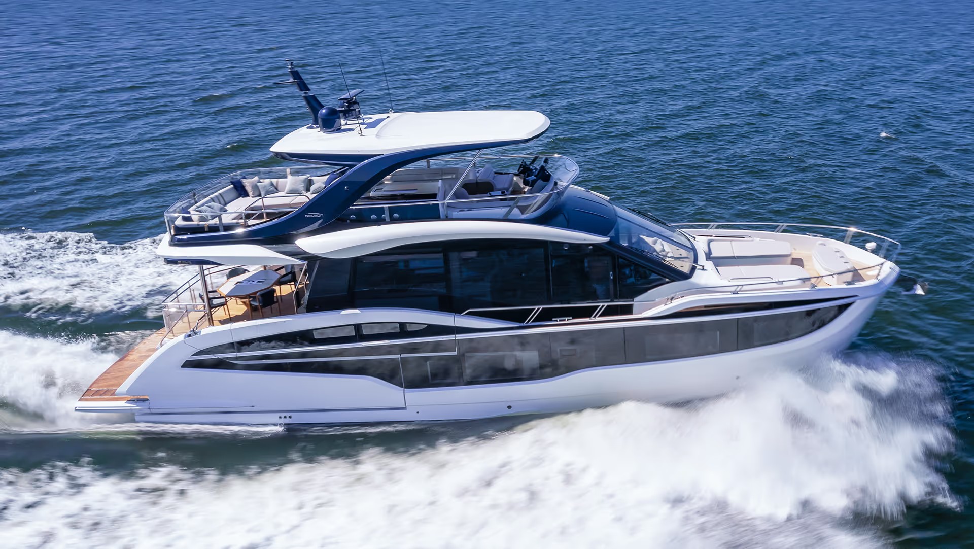 Galeon 620 FLY, jacht varend op zee