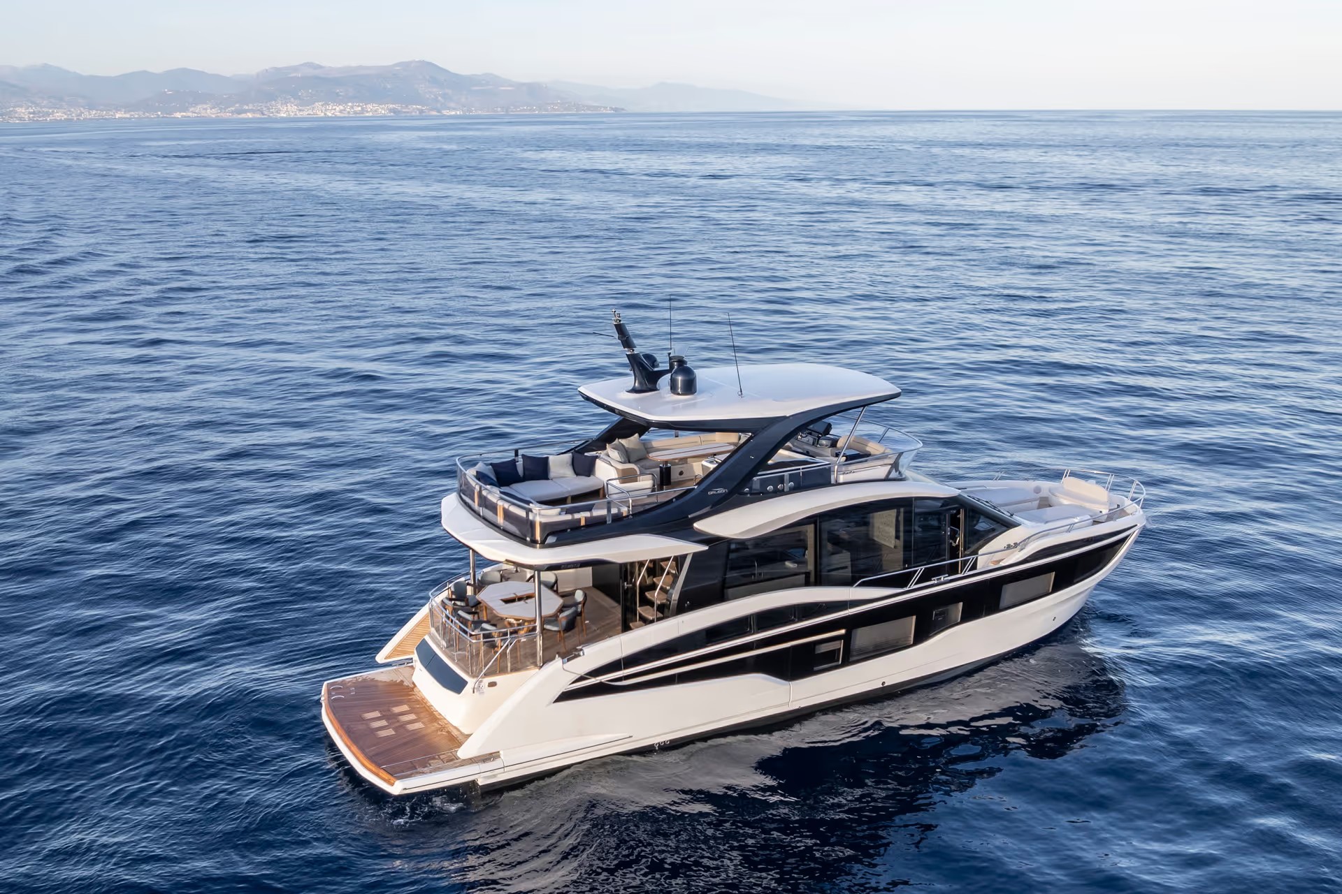 Galeon 620 FLY, luxe jacht varend op zee